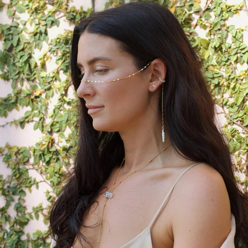 Cadena Minimalista de Oro para la Nariz y la Oreja con Colgante de Perla Larga, Joyería Facial Única y Moderna, Accesorios Chic para Fotografía