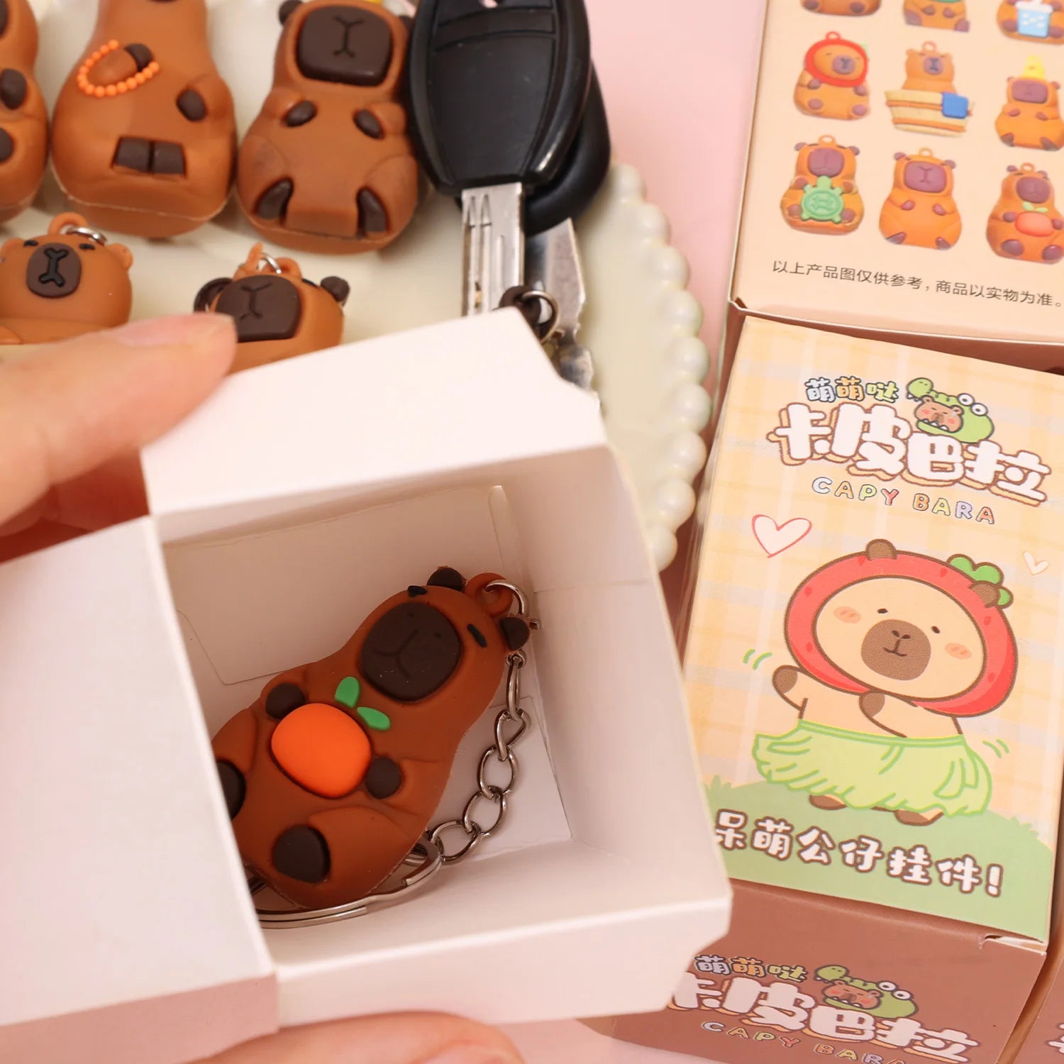 Caja Sorpresa con Llavero de Muñeco de Capibara, Juguetes de Descompresión de Lotería Musical para Niños, Decoración de Mochila de Capibara de Dibujos Animados