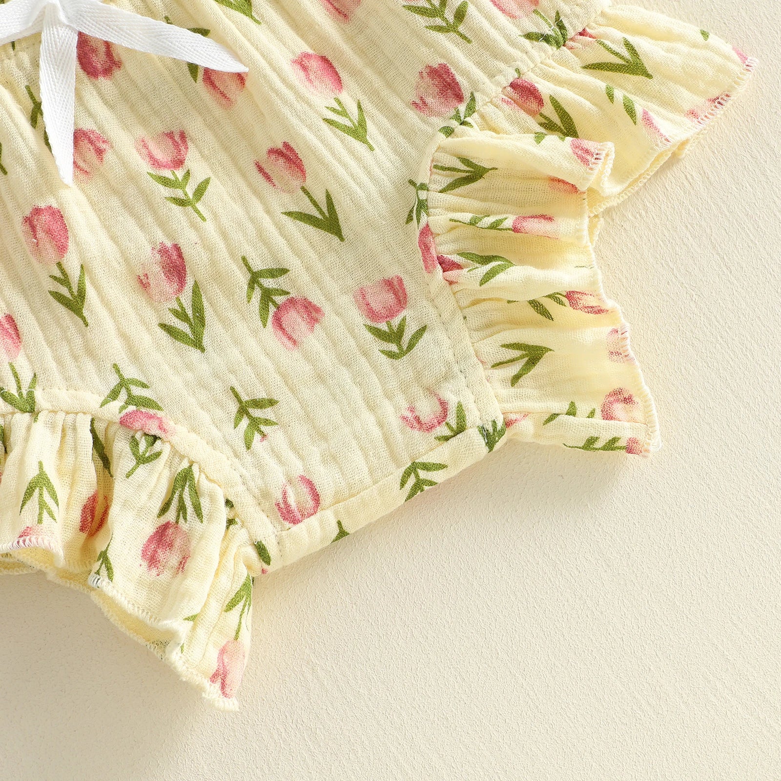 Lioraitiin Conjunto de verano para niñas con estampado floral de tulipanes, sin mangas, cuello cuadrado, camisetas sin mangas, pantalones cortos elásticos con volantes, conjunto de 2 piezas