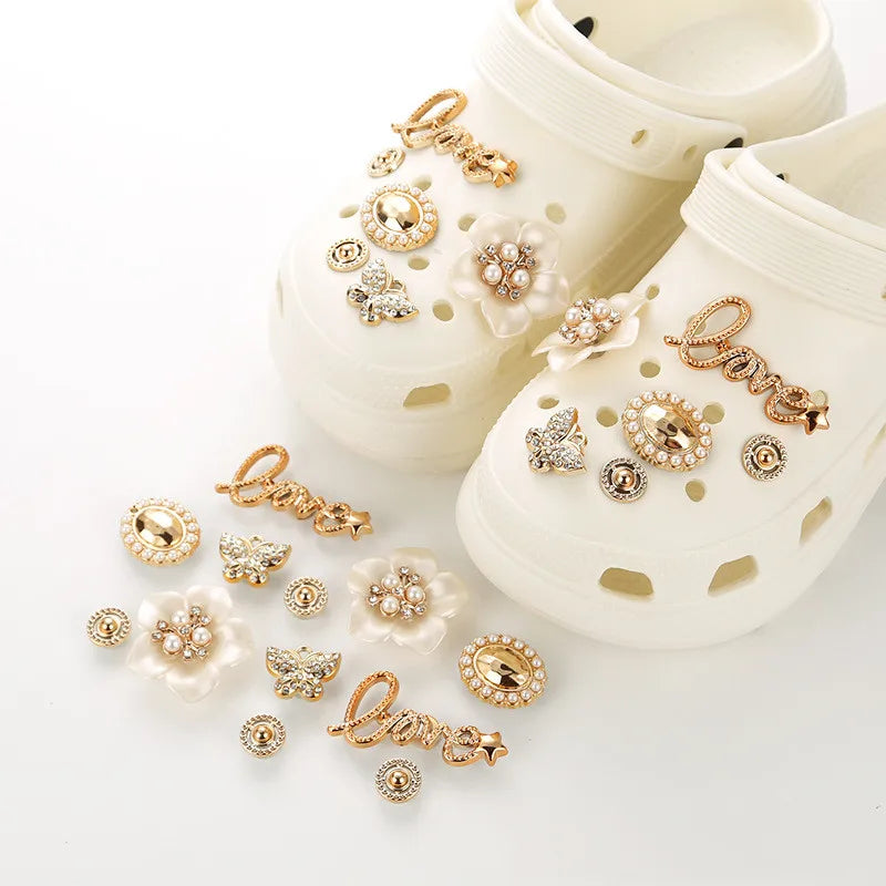 Nuevo conjunto de amor de diamantes, adornos para zapatos con agujeros, perlas, mariposa, zapatos de flores, hebilla DIY, accesorios para zapatos de azada 3D