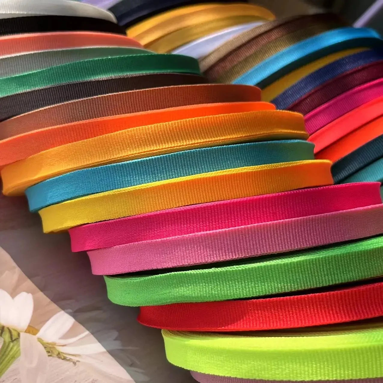 Cinta de encuadernación de borde de tejido liso de poliéster colorido, cinturón de tela de nailon, cinturón de lona con borde en rollo, corbatas para artículos para el hogar