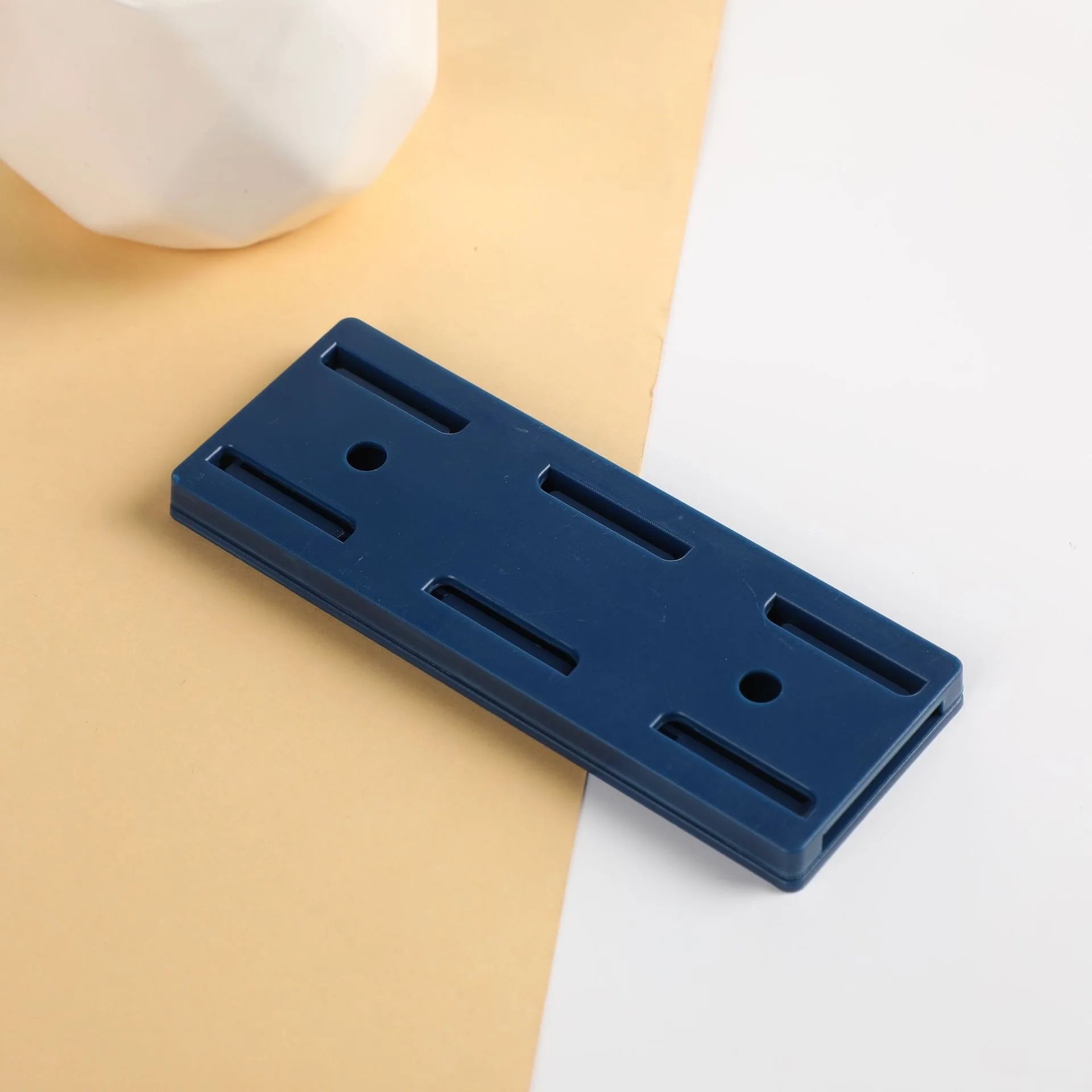 Soporte montado en la pared, fijador de enchufe sin perforaciones, fijador de enchufe autoadhesivo, soporte para regleta de alimentación, estante organizador de cables