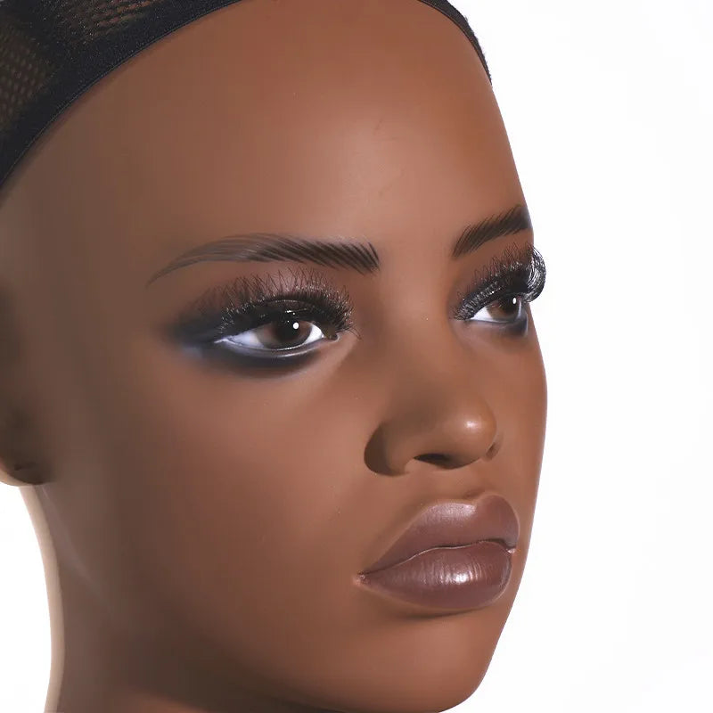 Cabeza de maniquí femenina realista con hombros, labio más completo, pestañas, agujeros para las orejas, cabeza de maniquí de maquillaje africano, busto, soporte para cabeza de peluca