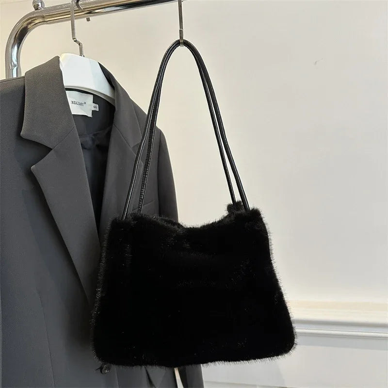 Nuevo bolso de mano de felpa para Otoño e Invierno, bolso de compras cruzado con cadena de Color sólido versátil, bolsos de mensajero con cadena de nuevo diseño para mujer