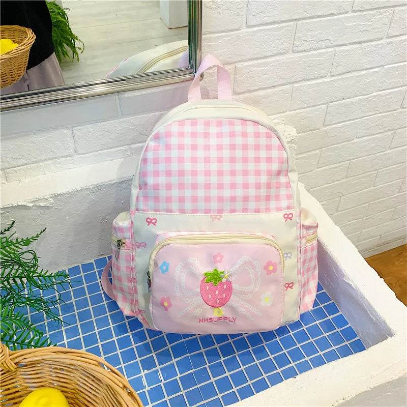 Mochila escolar ligera de nailon a cuadros para niña, bonita mochila impermeable con bordado de fresa Kawaii para ir al trabajo