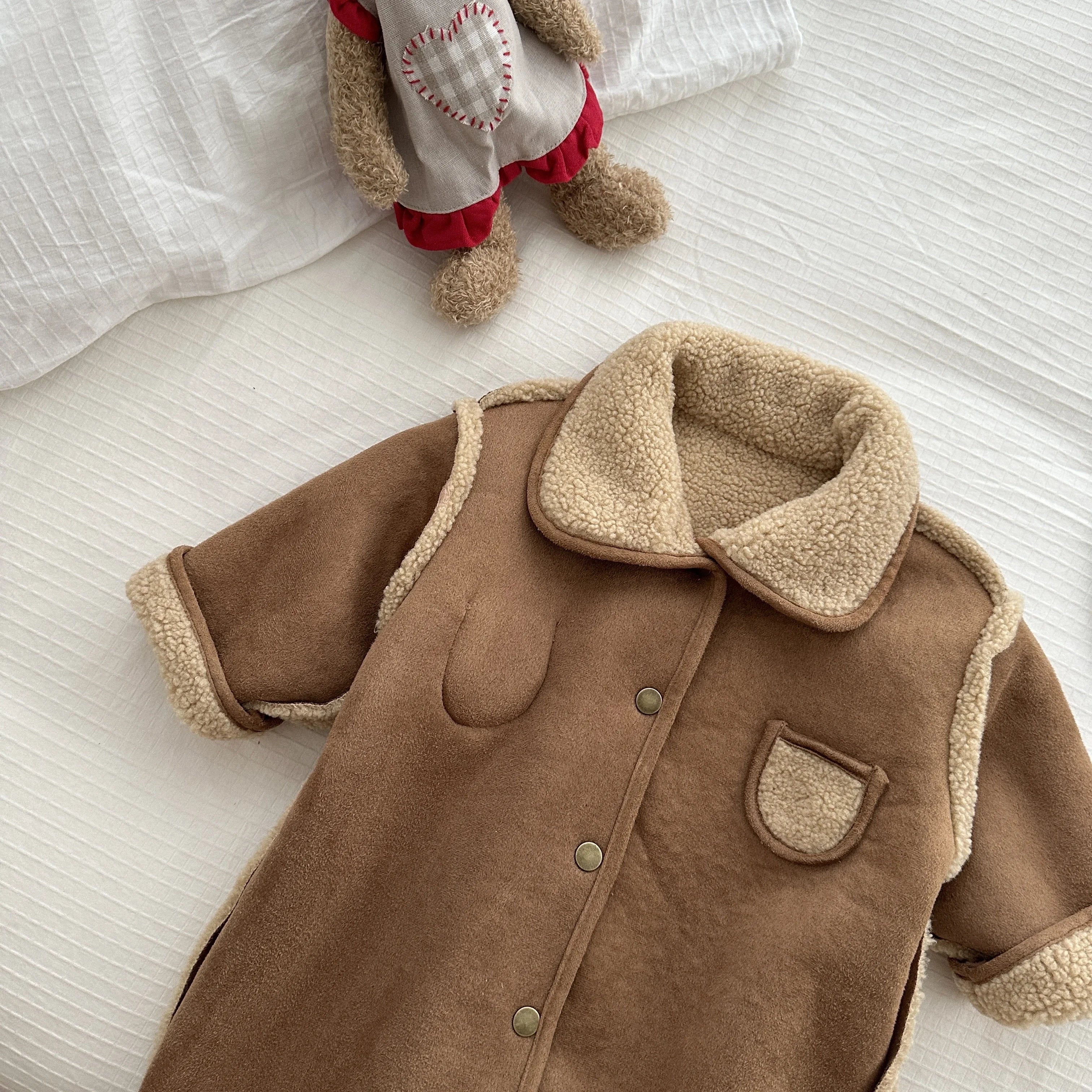 Versión coreana de invierno para bebé, niño y niña con mono de felpa grueso y cálido, elegante mono para exteriores