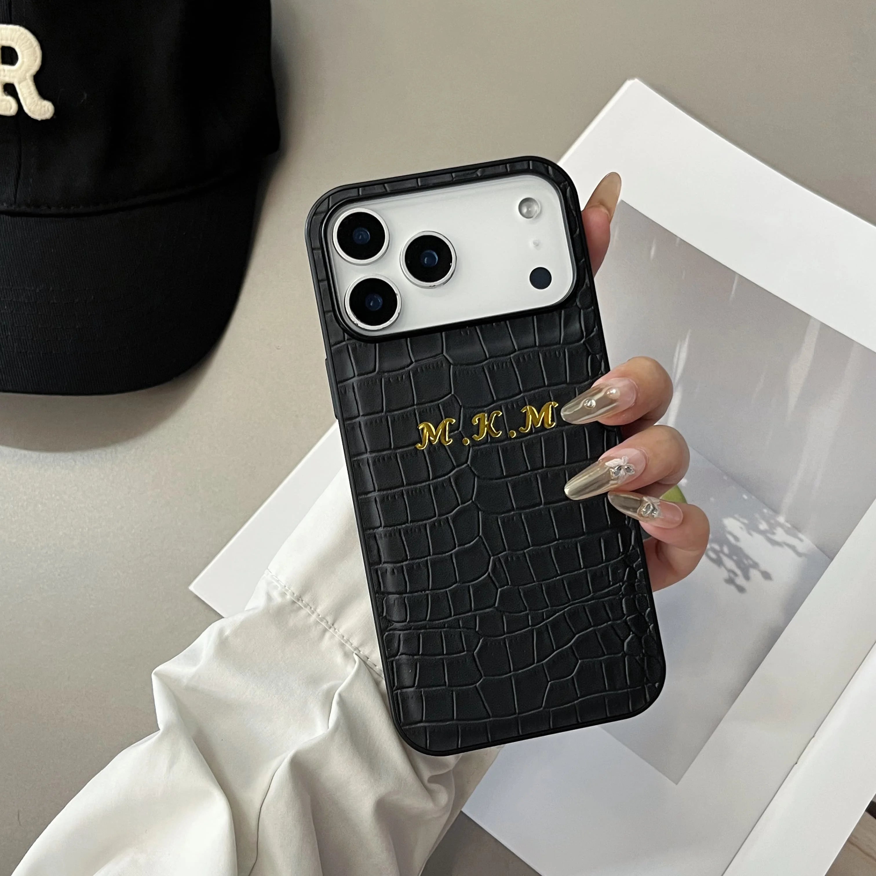 Funda de piel sintética con patrón de cocodrilo clásico con nombre personalizado de lujo para iPhone 17 16 15 14 13 12 11 Pro Max 17 estampado de lámina caliente de aire