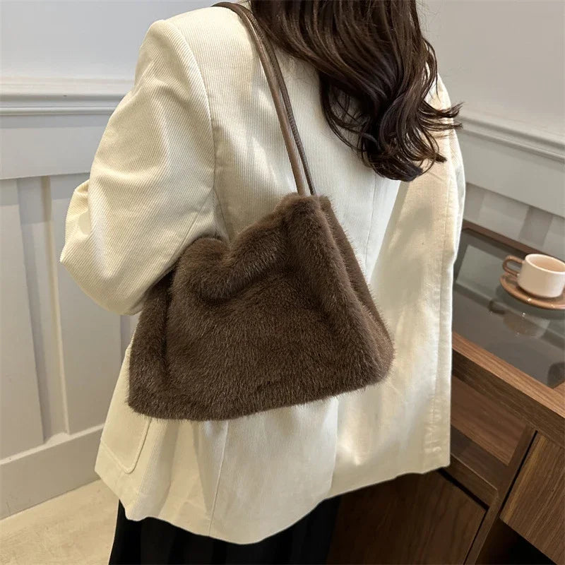 Nuevo bolso de mano de felpa para Otoño e Invierno, bolso de compras cruzado con cadena de Color sólido versátil, bolsos de mensajero con cadena de nuevo diseño para mujer