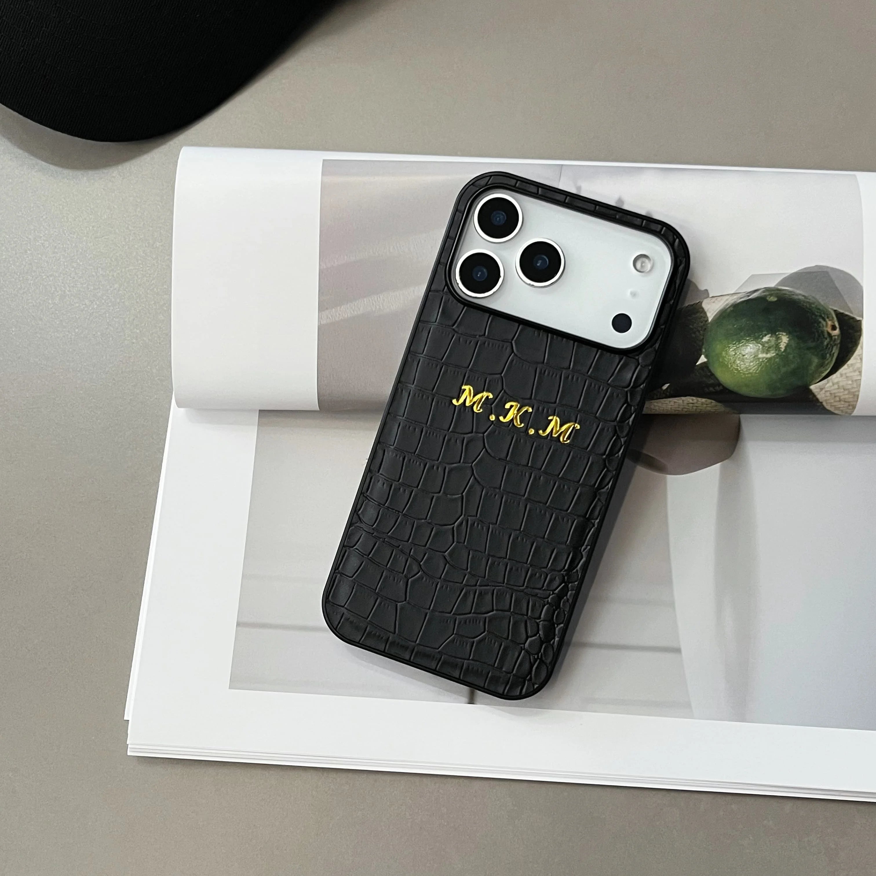 Funda de piel sintética con patrón de cocodrilo clásico con nombre personalizado de lujo para iPhone 17 16 15 14 13 12 11 Pro Max 17 estampado de lámina caliente de aire
