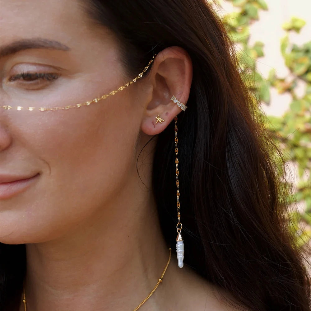 Cadena Minimalista de Oro para la Nariz y la Oreja con Colgante de Perla Larga, Joyería Facial Única y Moderna, Accesorios Chic para Fotografía