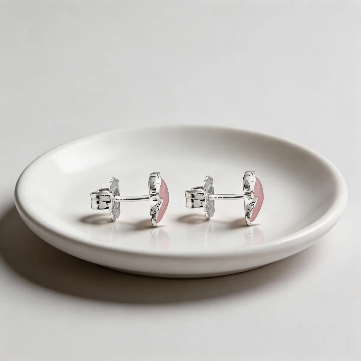 Colección de Pendientes Modernos en Oro y Plata con Detalles de Esmalte y Cristal |   Joyería Minimalista