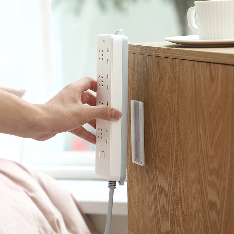 Soporte montado en la pared, fijador de enchufe sin perforaciones, fijador de enchufe autoadhesivo, soporte para regleta de alimentación, estante organizador de cables
