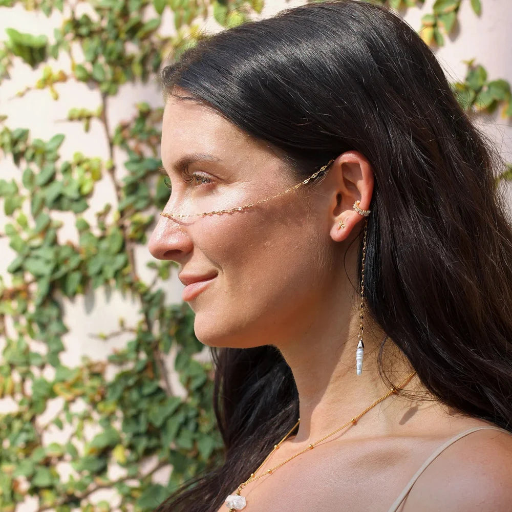 Cadena Minimalista de Oro para la Nariz y la Oreja con Colgante de Perla Larga, Joyería Facial Única y Moderna, Accesorios Chic para Fotografía