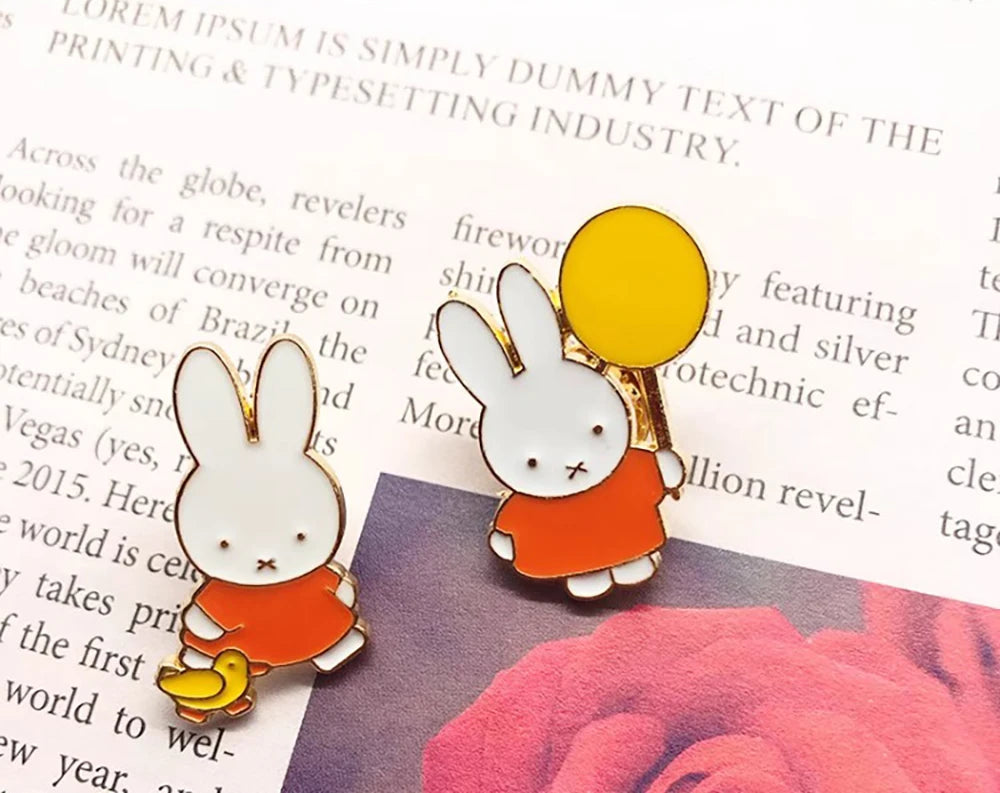 Broche Kawaii Miffy, bonito Pin esmaltado para solapa, accesorios de Metal, sombrero, ropa, mochila, decoración, regalo para niña