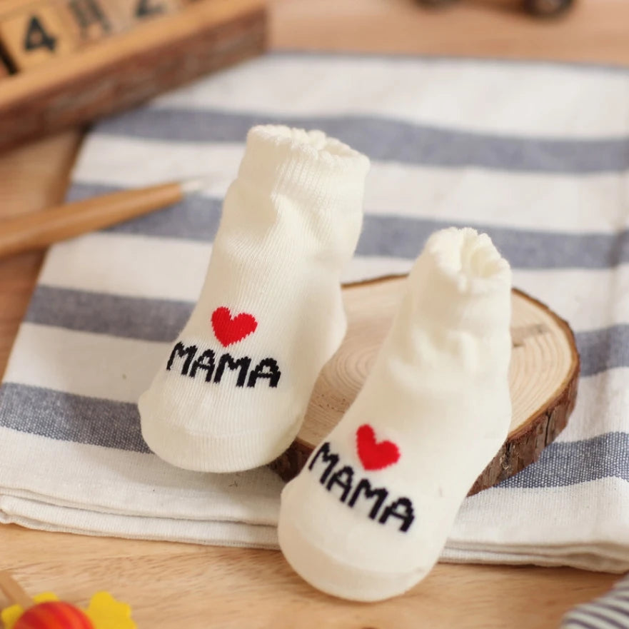 2 pares de calcetines blancos para bebés recién nacidos, bonitos calcetines de algodón Love MAMA PAPA Bebe, regalo para niños pequeños, diseño de paquete de calcetines