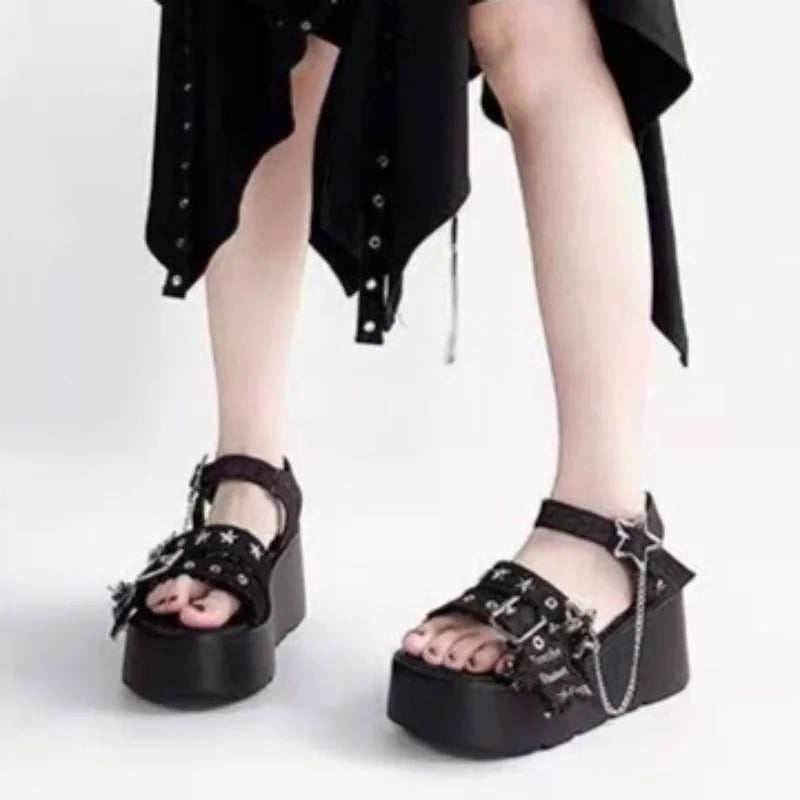Sandalias De plataforma con hebilla a la moda para Mujer, zapatos góticos De verano con decoración De cadena, Sandalias De Tacón De Cuña con parte inferior gruesa, Sandalias De Mujer