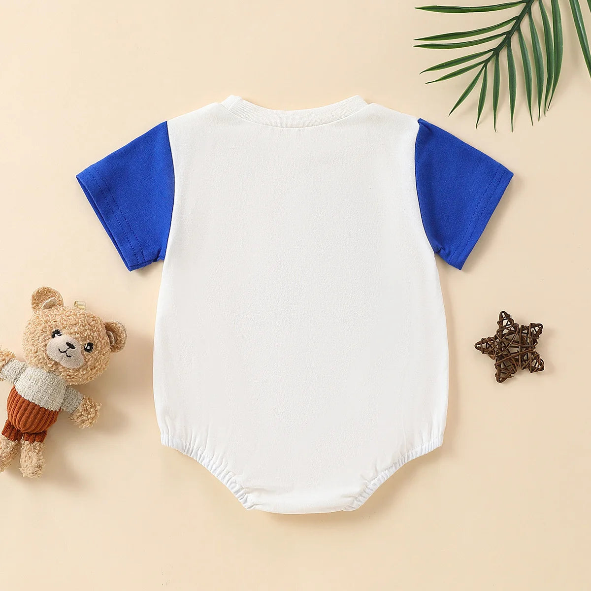 Romper triangular de manga corta con bordado de tiburón y toalla, color neutro para bebé, ideal para el verano.
