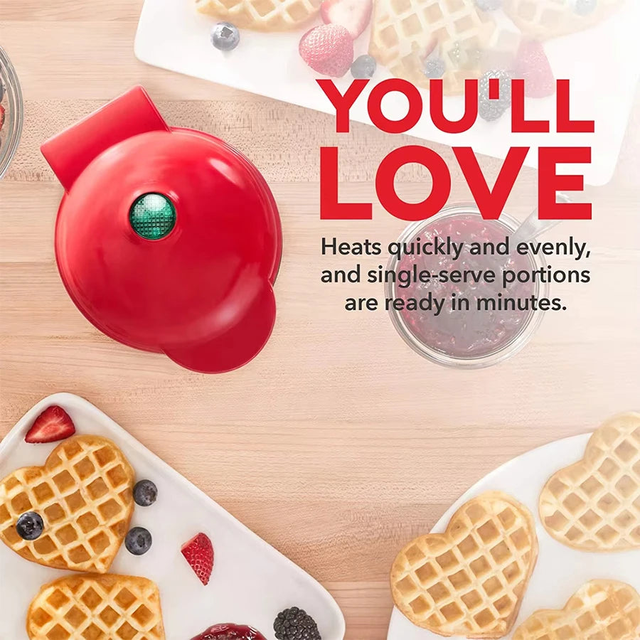 Una mini waflera portátil familiar con forma de corazón, una pequeña waflera con forma de corazón, para hacer waffles con forma de corazón y papas fritas con forma de corazón para el desayuno.