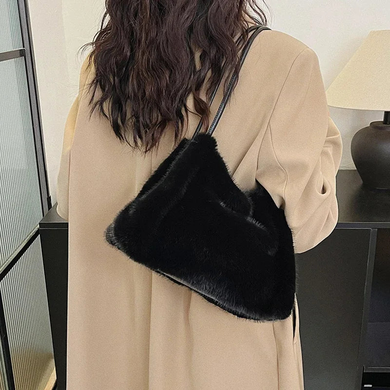 Nuevo bolso de mano de felpa para Otoño e Invierno, bolso de compras cruzado con cadena de Color sólido versátil, bolsos de mensajero con cadena de nuevo diseño para mujer