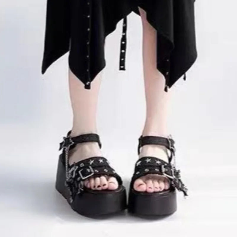 Sandalias De plataforma con hebilla a la moda para Mujer, zapatos góticos De verano con decoración De cadena, Sandalias De Tacón De Cuña con parte inferior gruesa, Sandalias De Mujer
