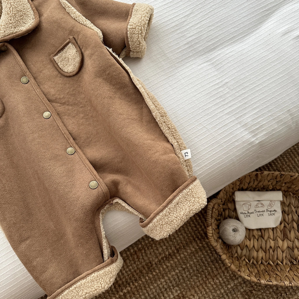 Versión coreana de invierno para bebé, niño y niña con mono de felpa grueso y cálido, elegante mono para exteriores