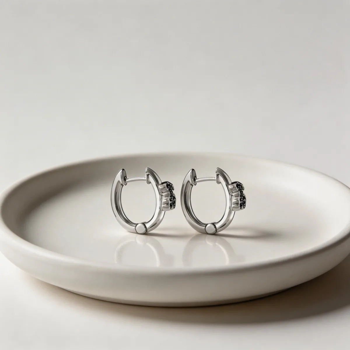 Colección de Pendientes Modernos en Oro y Plata con Detalles de Perlas y Piedras Preciosas |   Joyería Minimalista
