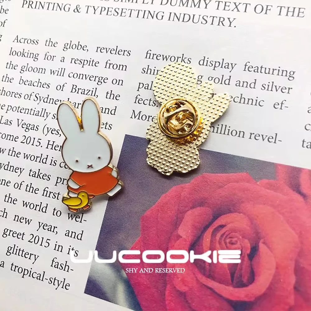 Broche Kawaii Miffy, bonito Pin esmaltado para solapa, accesorios de Metal, sombrero, ropa, mochila, decoración, regalo para niña