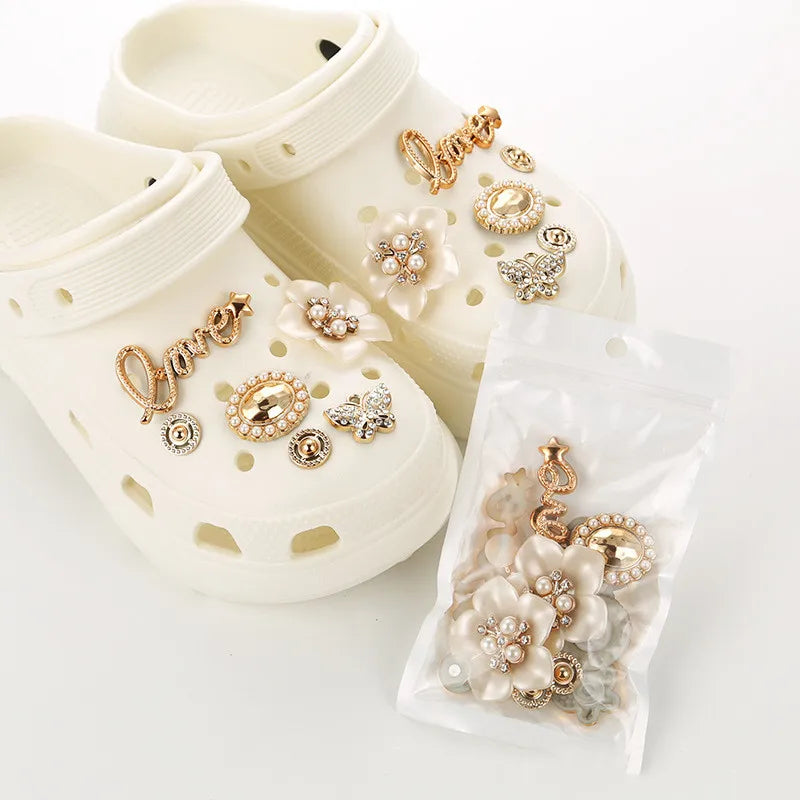 Nuevo conjunto de amor de diamantes, adornos para zapatos con agujeros, perlas, mariposa, zapatos de flores, hebilla DIY, accesorios para zapatos de azada 3D