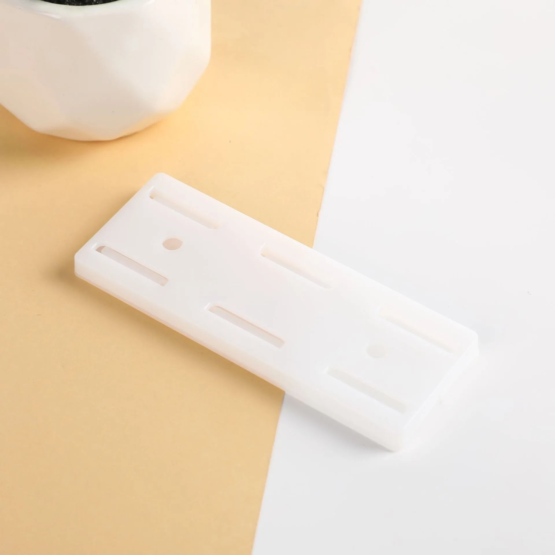 Soporte montado en la pared, fijador de enchufe sin perforaciones, fijador de enchufe autoadhesivo, soporte para regleta de alimentación, estante organizador de cables