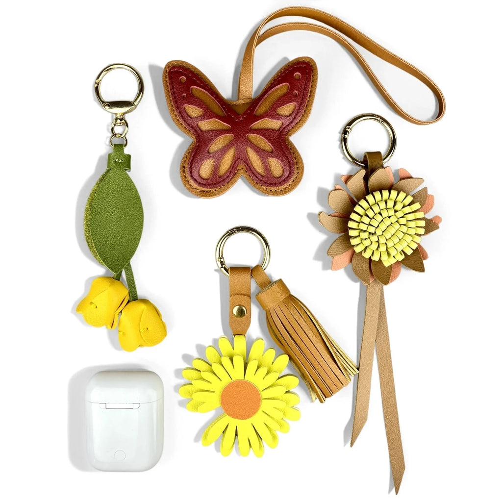 Llavero de mariposa de cuero PU en tonos tierra - Colgante de cuero PU hecho a mano para bolso, accesorio para cartera, regalos florales en tonos neutros cálidos