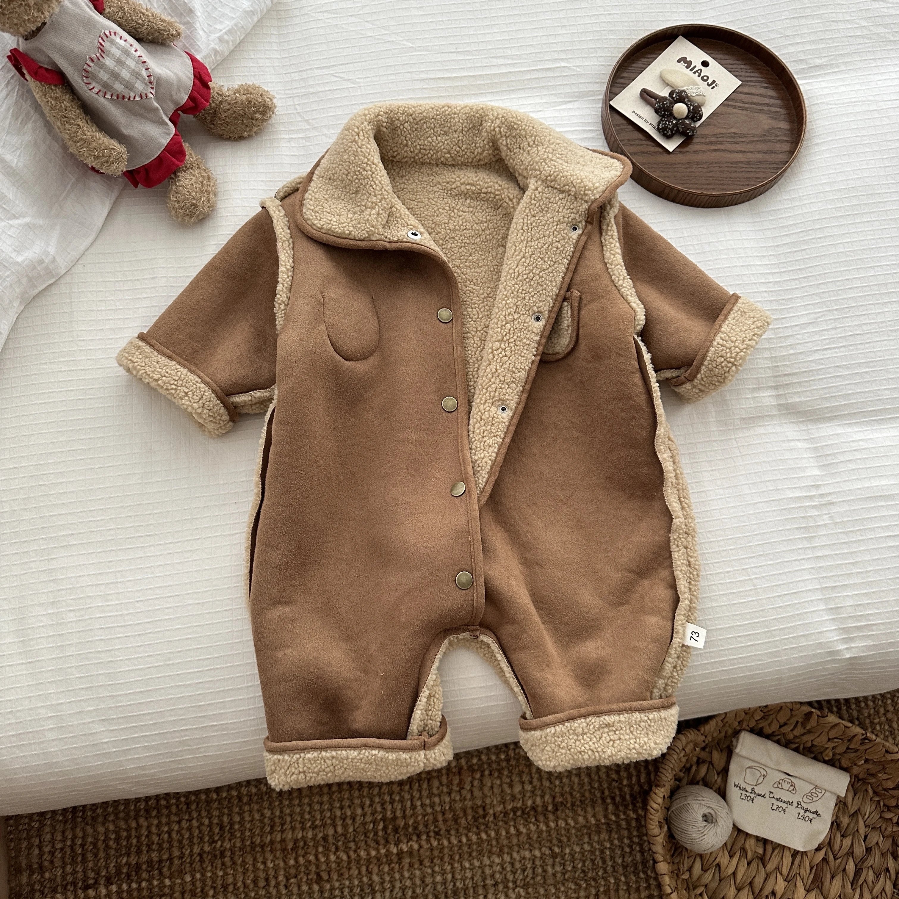 Versión coreana de invierno para bebé, niño y niña con mono de felpa grueso y cálido, elegante mono para exteriores