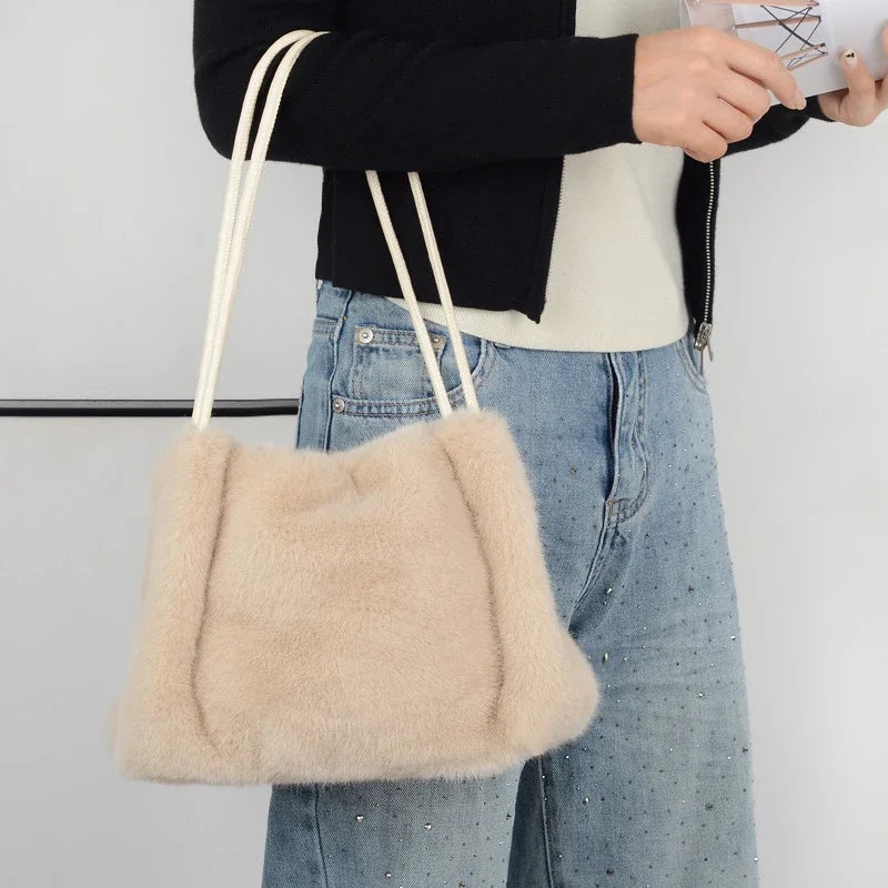 Nuevo bolso de mano de felpa para Otoño e Invierno, bolso de compras cruzado con cadena de Color sólido versátil, bolsos de mensajero con cadena de nuevo diseño para mujer
