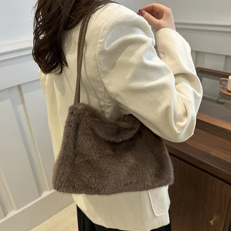 Nuevo bolso de mano de felpa para Otoño e Invierno, bolso de compras cruzado con cadena de Color sólido versátil, bolsos de mensajero con cadena de nuevo diseño para mujer