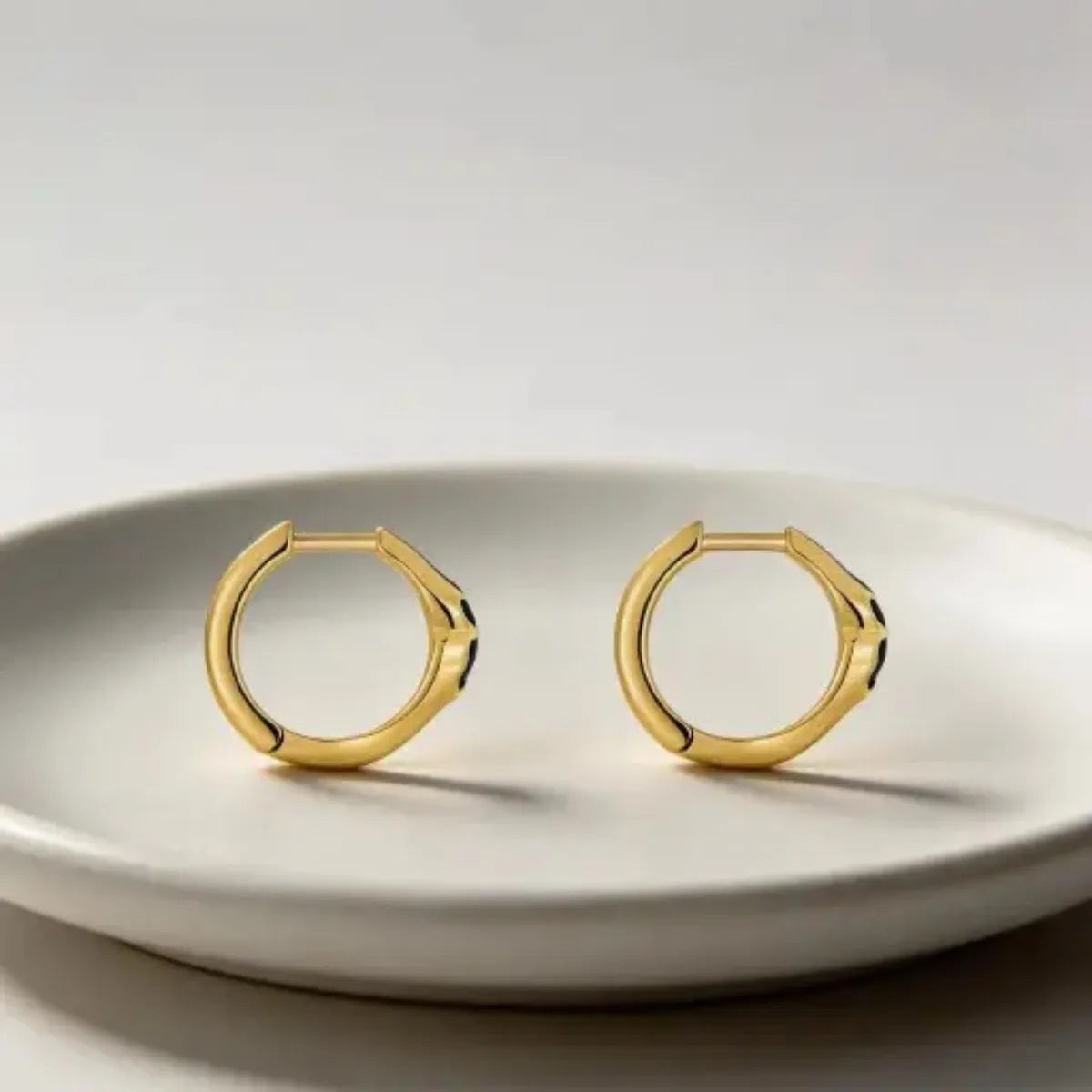 Colección de Pendientes Modernos en Oro y Plata con Detalles de Perlas y Piedras Preciosas |   Joyería Minimalista