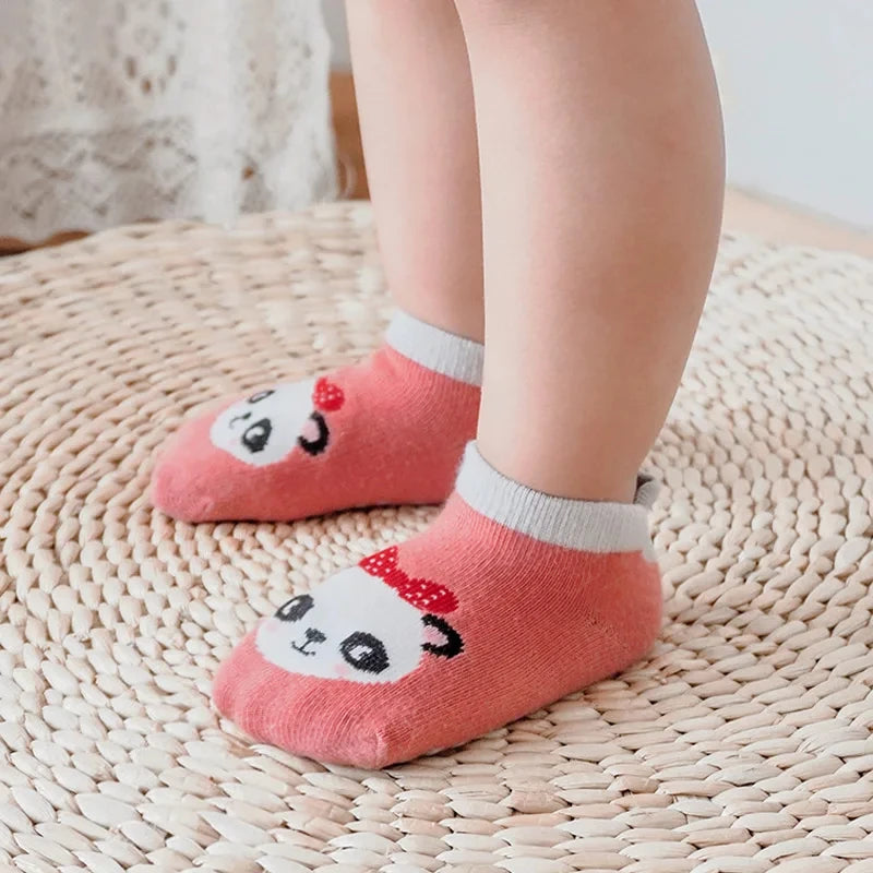 6 pares de calcetines antideslizantes para niños y niñas con lindos estampados de animales de dibujos animados, calcetines cómodos y transpirables para bebés.