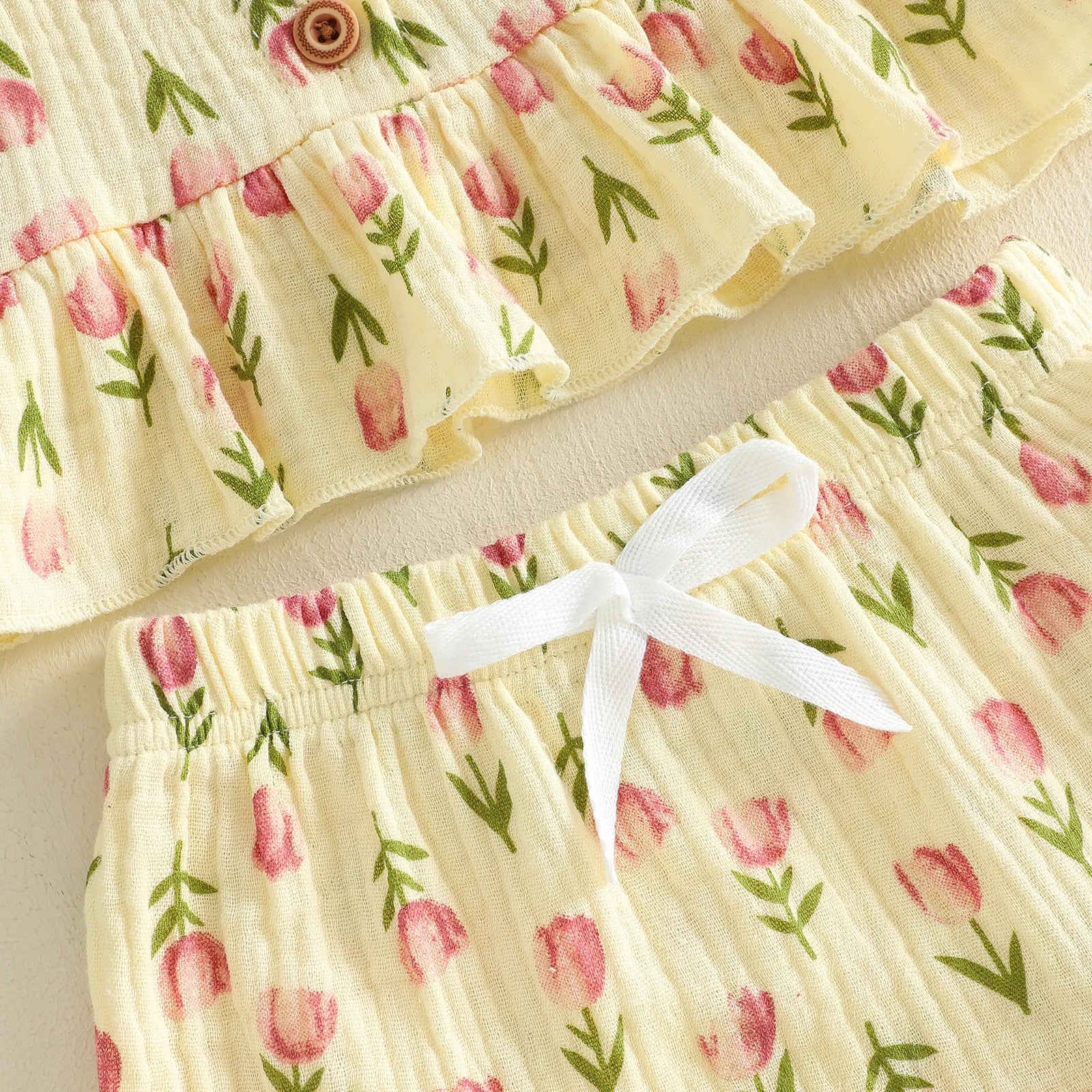 Lioraitiin Conjunto de verano para niñas con estampado floral de tulipanes, sin mangas, cuello cuadrado, camisetas sin mangas, pantalones cortos elásticos con volantes, conjunto de 2 piezas