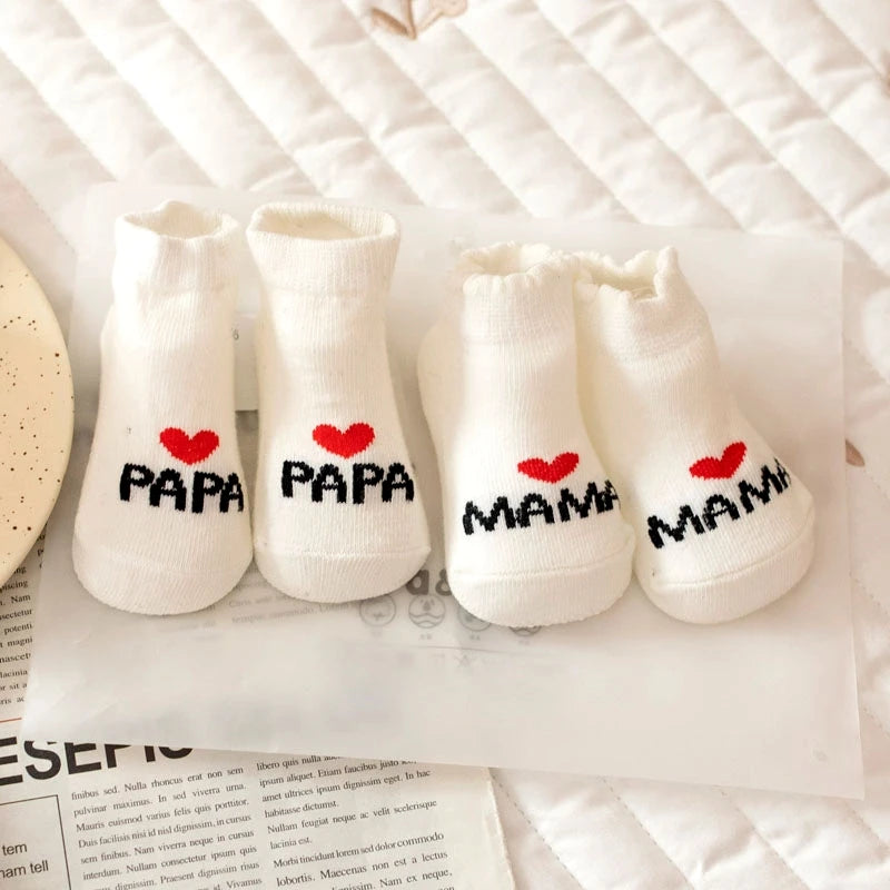 2 pares de calcetines blancos para bebés recién nacidos, bonitos calcetines de algodón Love MAMA PAPA Bebe, regalo para niños pequeños, diseño de paquete de calcetines
