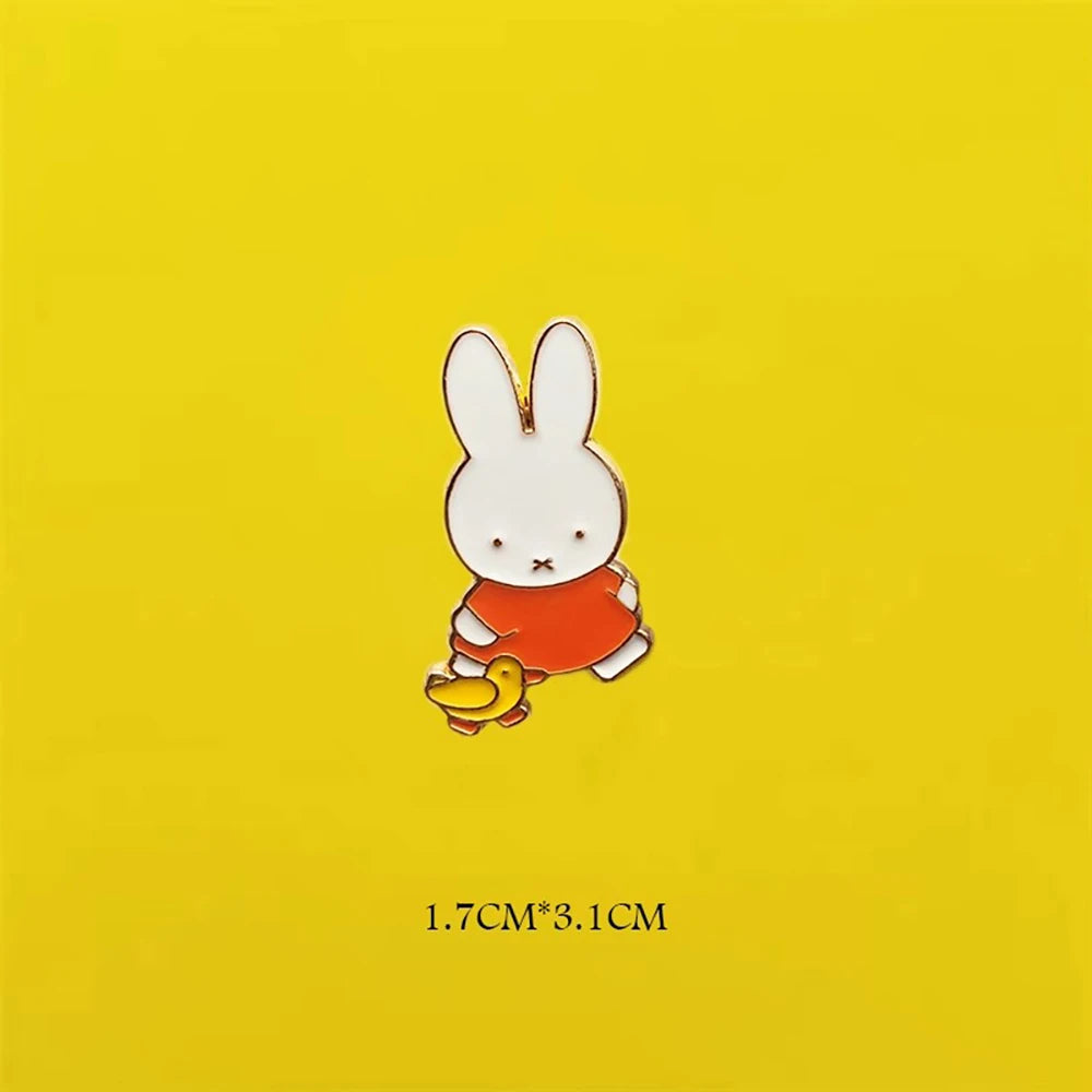 Broche Kawaii Miffy, bonito Pin esmaltado para solapa, accesorios de Metal, sombrero, ropa, mochila, decoración, regalo para niña