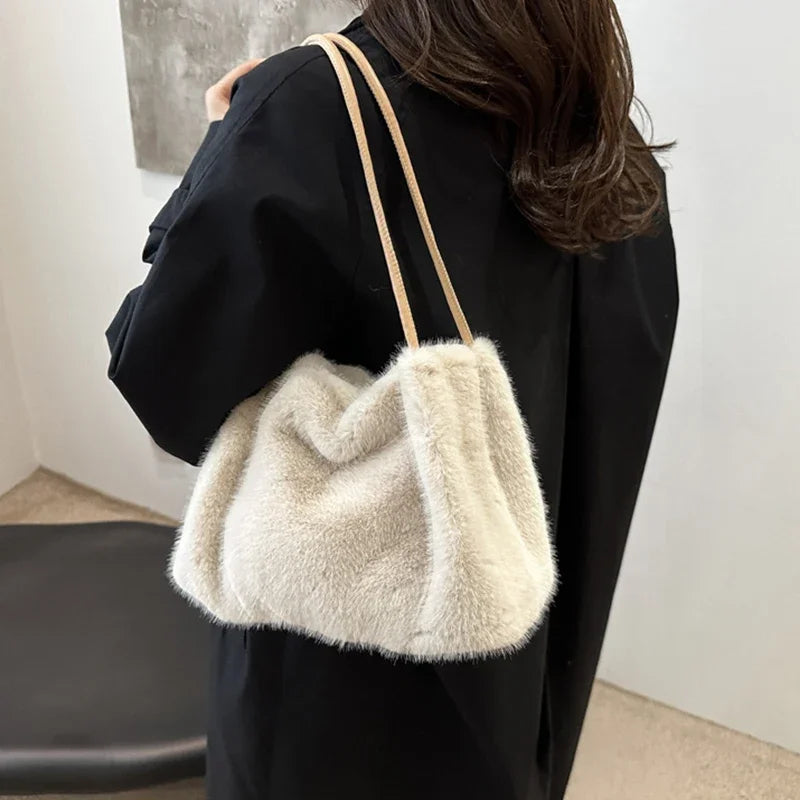 Nuevo bolso de mano de felpa para Otoño e Invierno, bolso de compras cruzado con cadena de Color sólido versátil, bolsos de mensajero con cadena de nuevo diseño para mujer