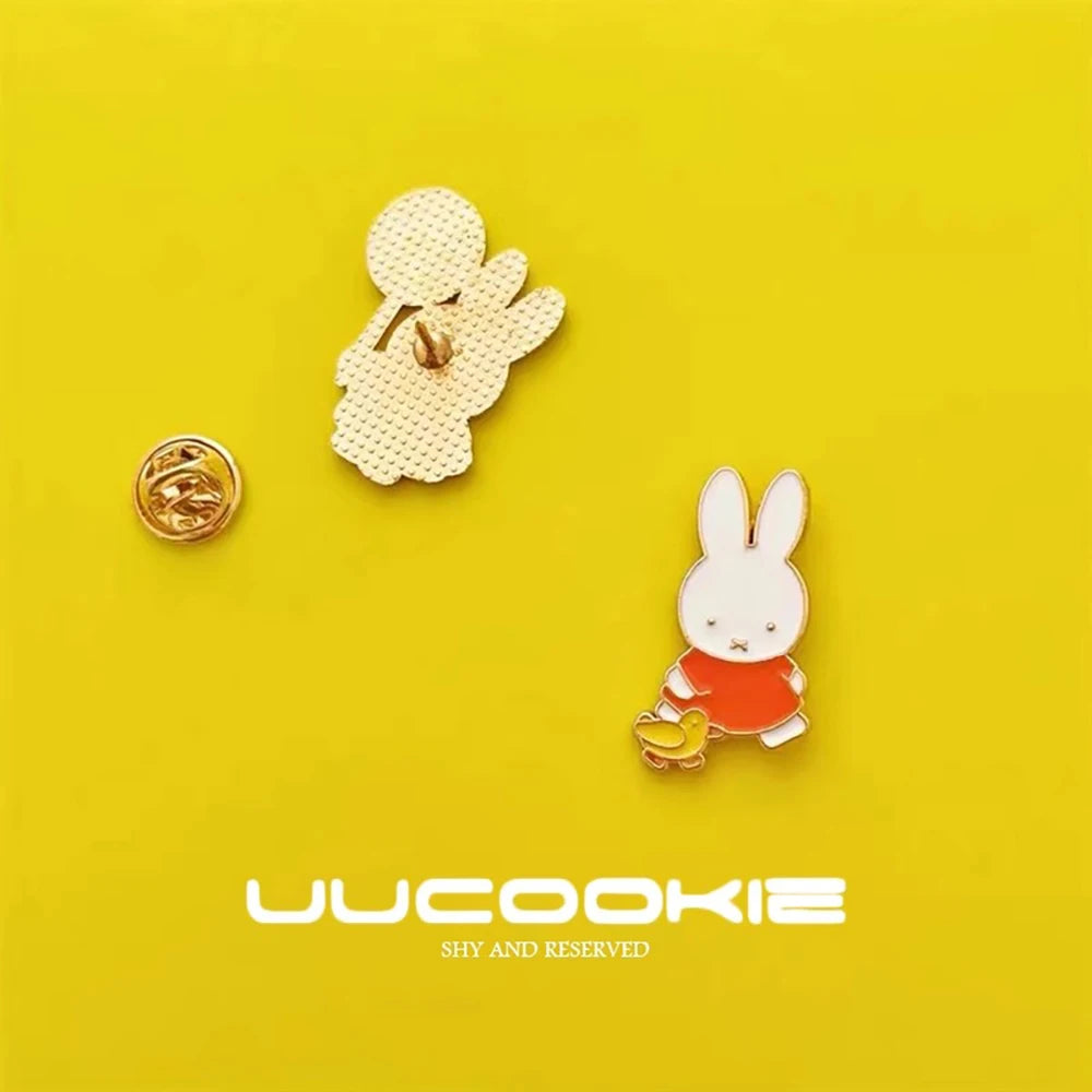 Broche Kawaii Miffy, bonito Pin esmaltado para solapa, accesorios de Metal, sombrero, ropa, mochila, decoración, regalo para niña