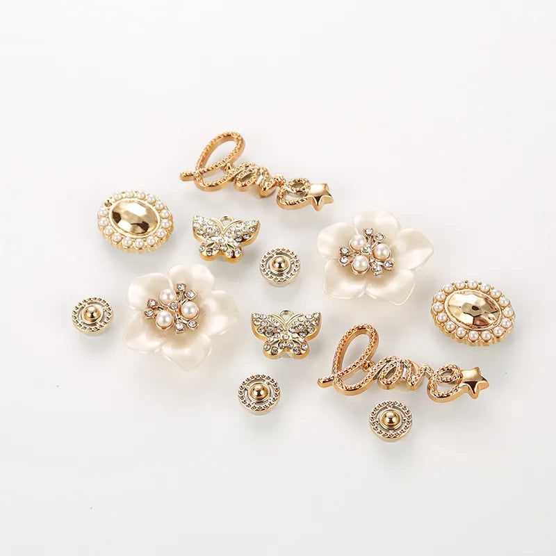 Nuevo conjunto de amor de diamantes, adornos para zapatos con agujeros, perlas, mariposa, zapatos de flores, hebilla DIY, accesorios para zapatos de azada 3D