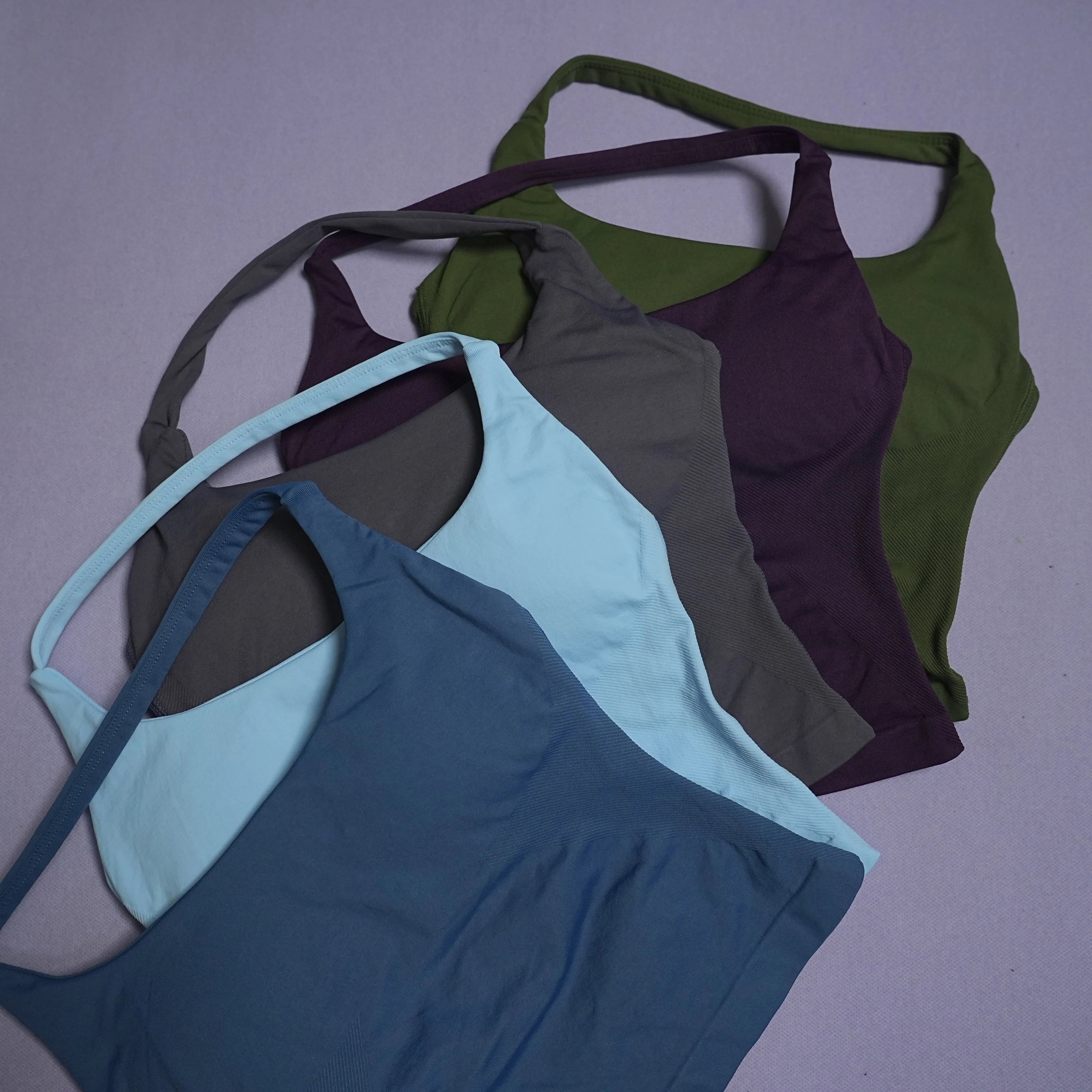 DHHUG Top deportivo para mujer, camiseta sin costuras para yoga con relleno extraíble, top deportivo sin mangas con cuello en V, para gimnasio y correr