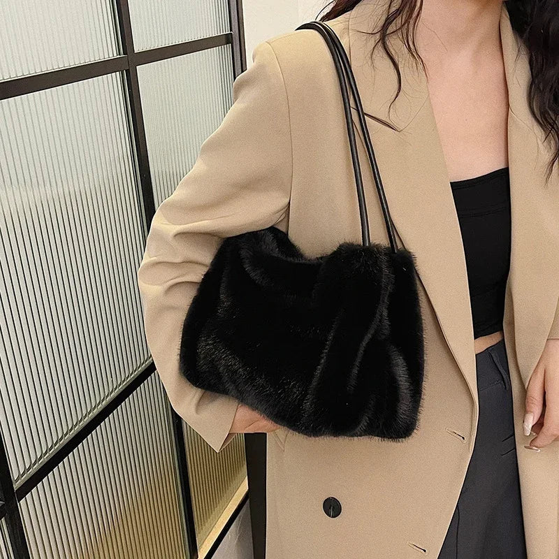 Nuevo bolso de mano de felpa para Otoño e Invierno, bolso de compras cruzado con cadena de Color sólido versátil, bolsos de mensajero con cadena de nuevo diseño para mujer