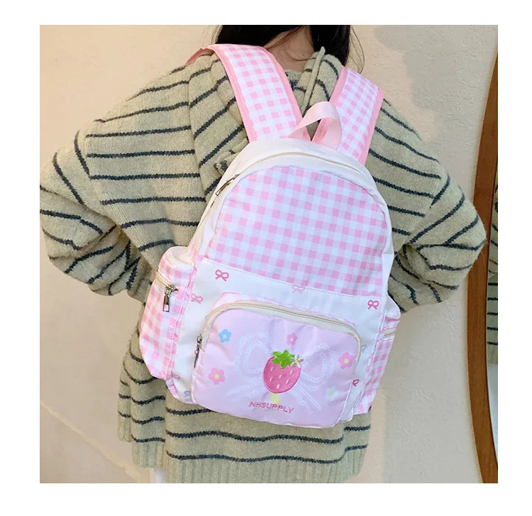 Mochila escolar ligera de nailon a cuadros para niña, bonita mochila impermeable con bordado de fresa Kawaii para ir al trabajo