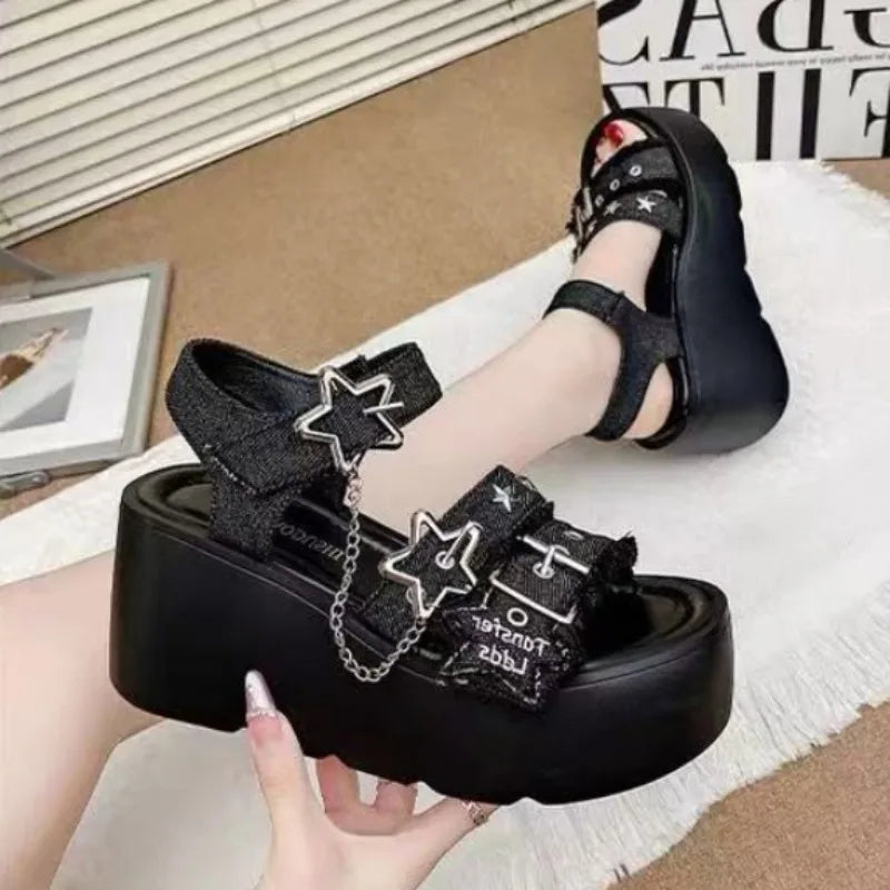 Sandalias De plataforma con hebilla a la moda para Mujer, zapatos góticos De verano con decoración De cadena, Sandalias De Tacón De Cuña con parte inferior gruesa, Sandalias De Mujer