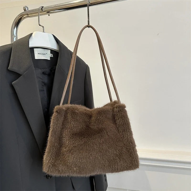 Nuevo bolso de mano de felpa para Otoño e Invierno, bolso de compras cruzado con cadena de Color sólido versátil, bolsos de mensajero con cadena de nuevo diseño para mujer