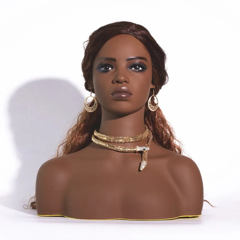 Cabeza de maniquí femenina realista con hombros, labio más completo, pestañas, agujeros para las orejas, cabeza de maniquí de maquillaje africano, busto, soporte para cabeza de peluca