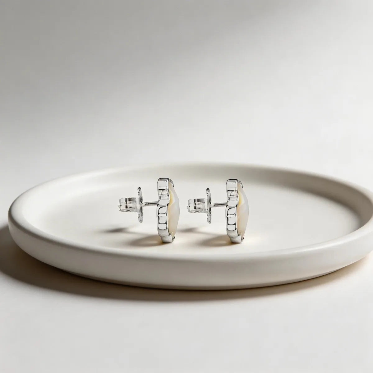 Colección de Pendientes Modernos en Oro y Plata con Detalles de Esmalte y Cristal |   Joyería Minimalista