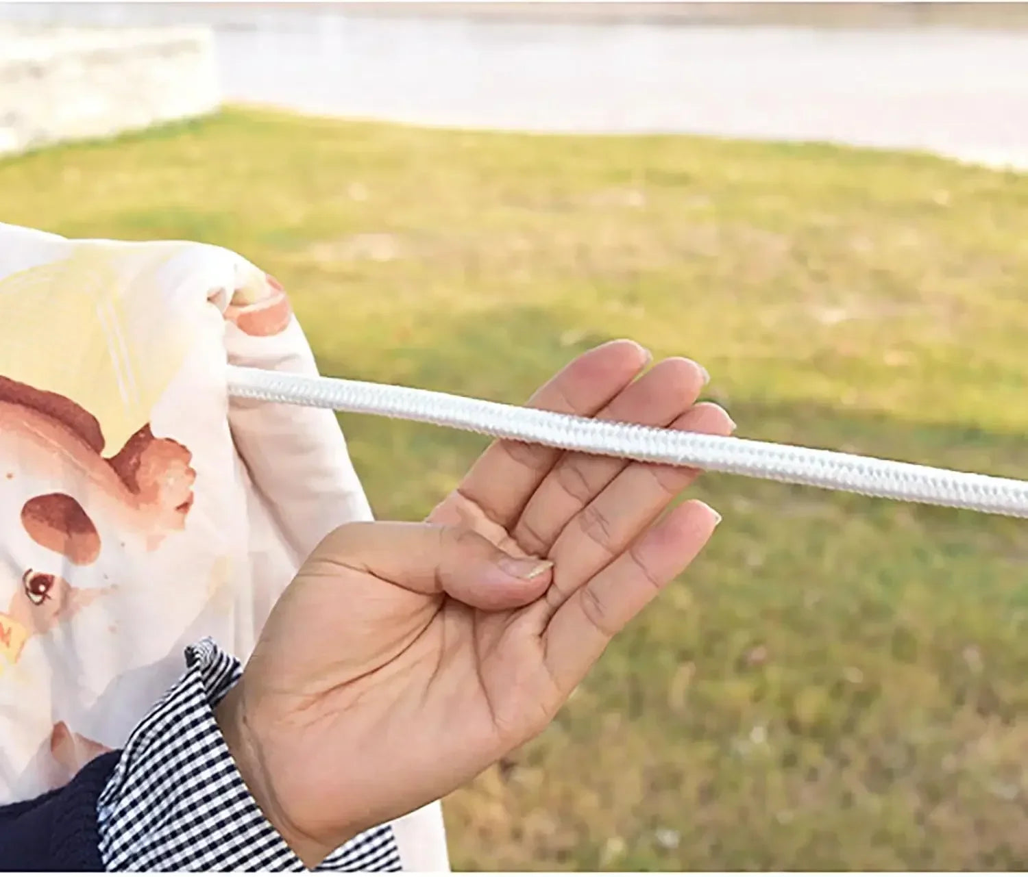 Cuerda de lavandería portátil a prueba de viento con núcleo de alambre de acero para secar ropa, ideal para camping y viajes al aire libre, con doble mosquetón.