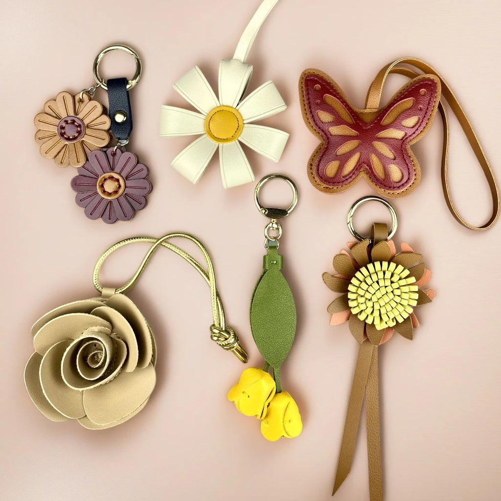 Llavero de mariposa de cuero PU en tonos tierra - Colgante de cuero PU hecho a mano para bolso, accesorio para cartera, regalos florales en tonos neutros cálidos